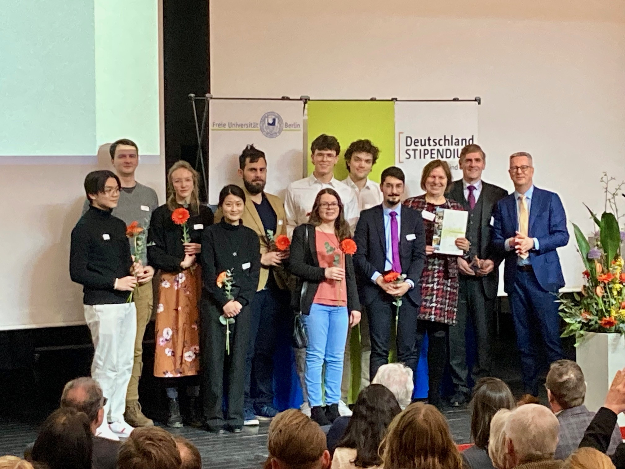 FU-Präsident Prof. Dr. Günter M. Ziegler, Dr. Heinz-Joseph Loddenkemper und Dr. Monika Schmitt-Vockenhausen mit Stipendiatinnen und Stipendiaten bei der Feier am 09.02.2023  anlässlich der Vergabe der Deutschlandstipendien der Freien Universität Berlin