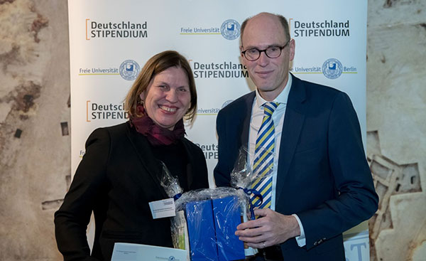 FU-Präsident Prof. Dr. Peter-André Alt mit Dr. Monika Schmitt-Vockenhausen am 4. Dezember 2017 in Berlin