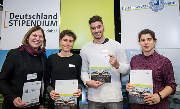 Dr. Monika Schmitt-Vockenhausen mit Stipendiatinnen und Stipendiaten des Deutschlandstipendiums am 4. Dezember 2017 in Berlin