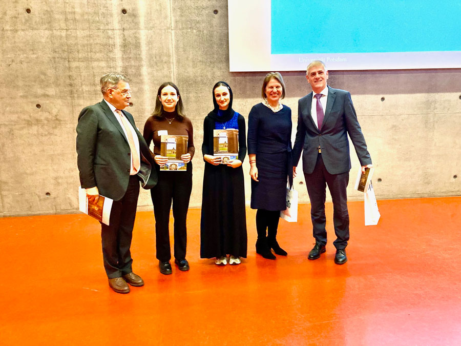 Vizepräsident Prof. Dr. Florian Schweigert mit den Stipendiatinnen sowie Dr. Heinz-Joseph Loddenkemper und Dr. Monika Schmitt- Vockenhausen anläßlich der Feier zur Vergabe der Deutschlandstipendien an der Universität Potsdam am 11.11.2022