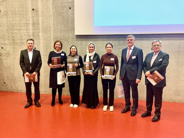 Präsident Prof. Dr. Oliver Günther, Vizepräsident Prof. Dr. Florian Schweigert mit den Stipendiatinnen sowie Dr. Heinz-Joseph Loddenkemper und Dr. Monika Schmitt- Vockenhausen anläßlich der Feier zur Vergabe der Deutschlandstipendien an der Universität Potsdam am 10.11.2023