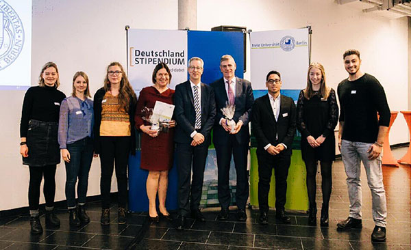 FU-Präsident Prof. Dr. Günter M. Ziegler, Dr. Heinz-Joseph Loddenkemper und Dr. Monika Schmitt-Vockenhausen mit Stipendiatinnen und Stipendiaten